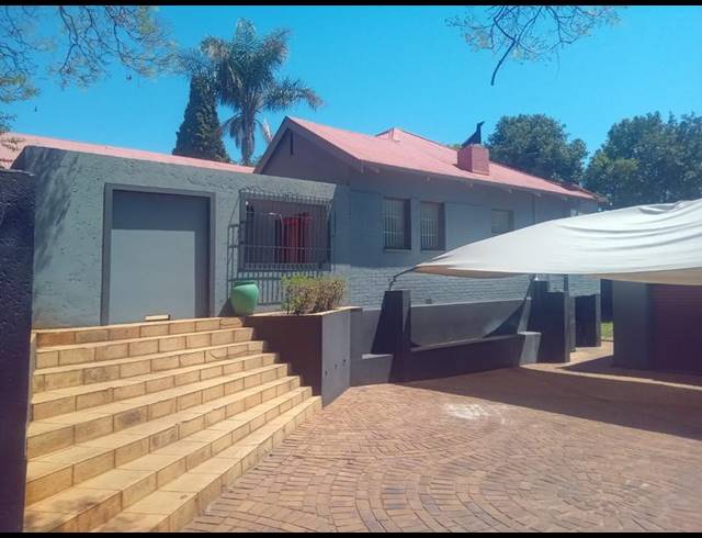 10 BEDROOM HOUSE FOR SALE IN MELVILLE